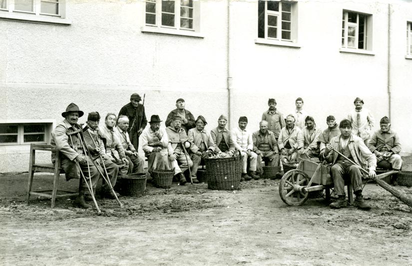 Un groupe d'assistés in the institutions of Bellechasse